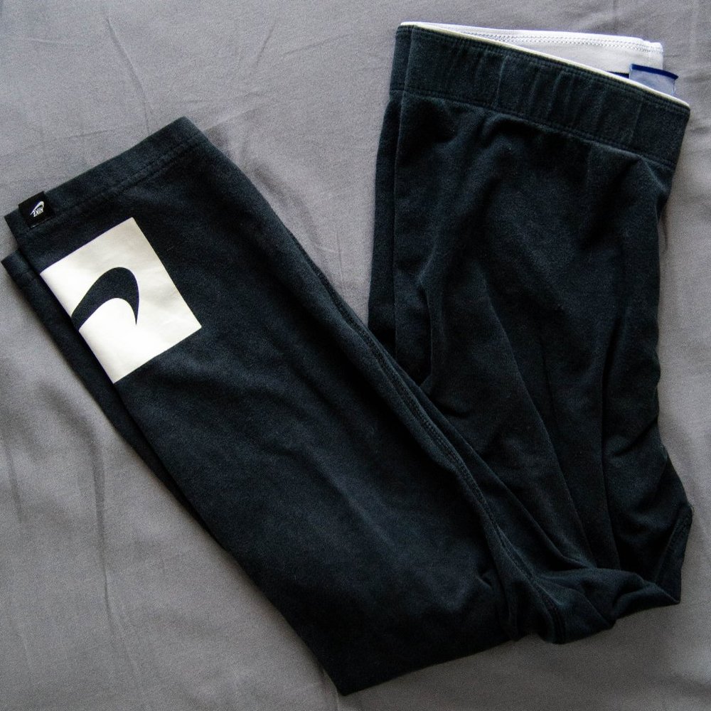 Nike Women's NSW Crop Swoosh Tights Size Medium